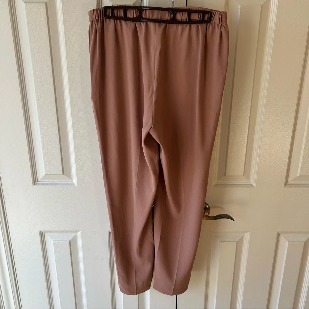 Aritzia Women’s Trousers in Dusty Rose - Picture 2 of 13